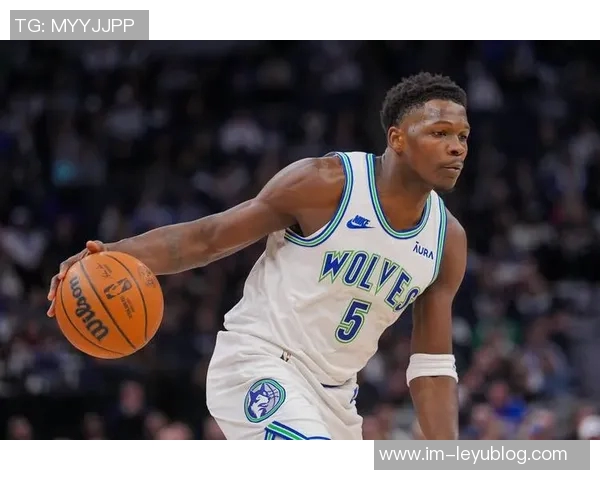 爱德华兹精彩突破拉杆换手上篮展现超强观赏性引发全场欢呼